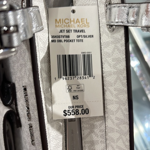 MICHAEL KORS OUTLET
Jet Set Medium Logo Pocket Tote Bag
Optic White/Silver 
NWT - Picture 12 of 16